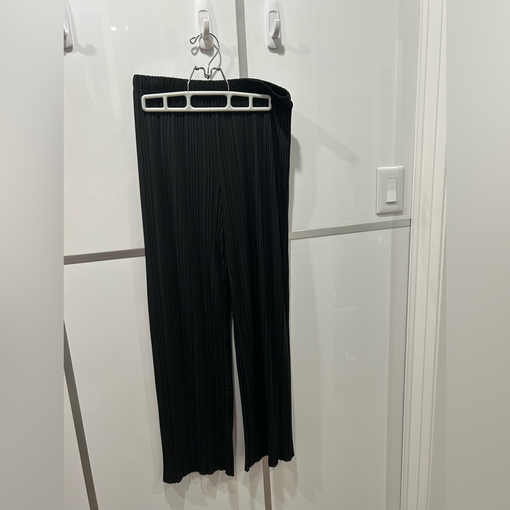 Uniqlo Black Pleated Pants